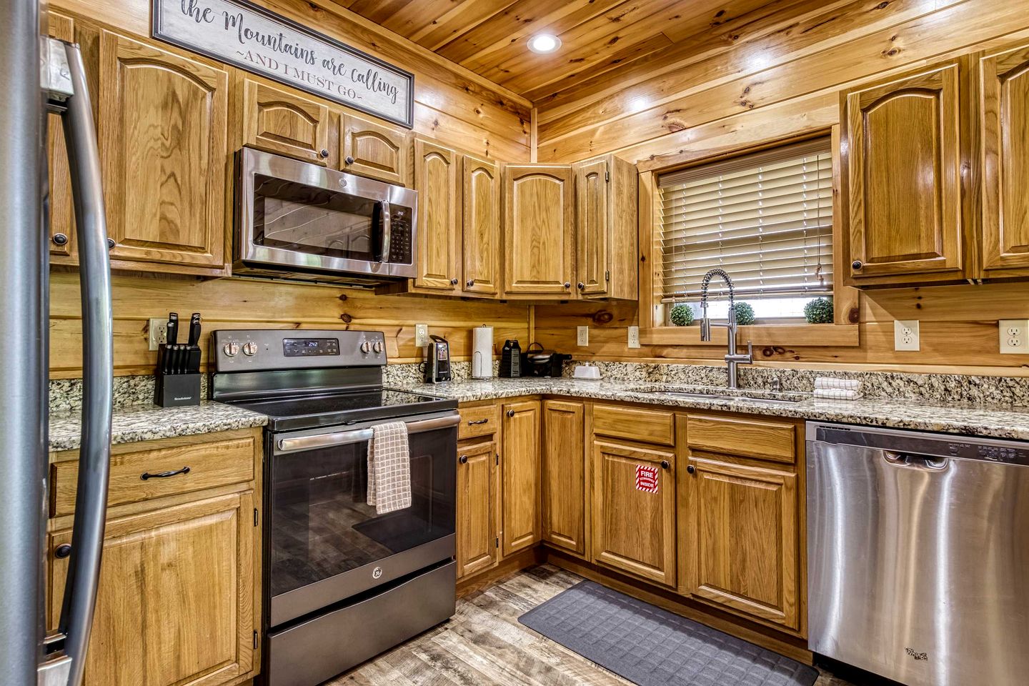 Spacious Mountain Cabin Retreat with Theater, Hot Tub & Fire Pit in Sevierville, Tennessee