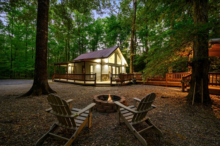 Romantic 1-Bedroom Cabin with Fireplace, Hot Tub & Nature Views Near Broken Bow