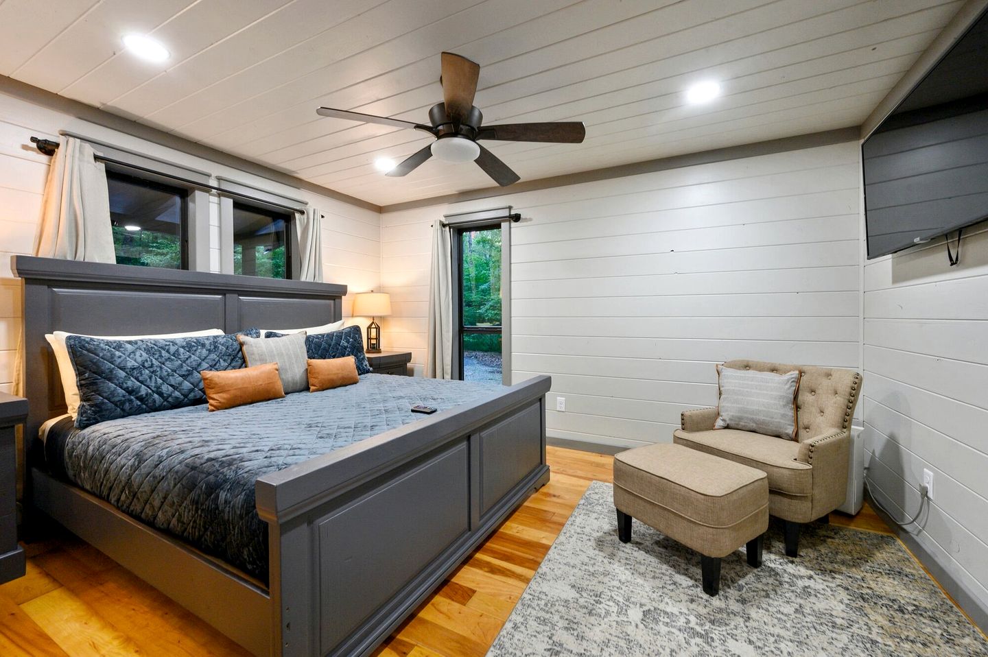 Romantic 1-Bedroom Cabin with Fireplace, Hot Tub & Nature Views Near Broken Bow