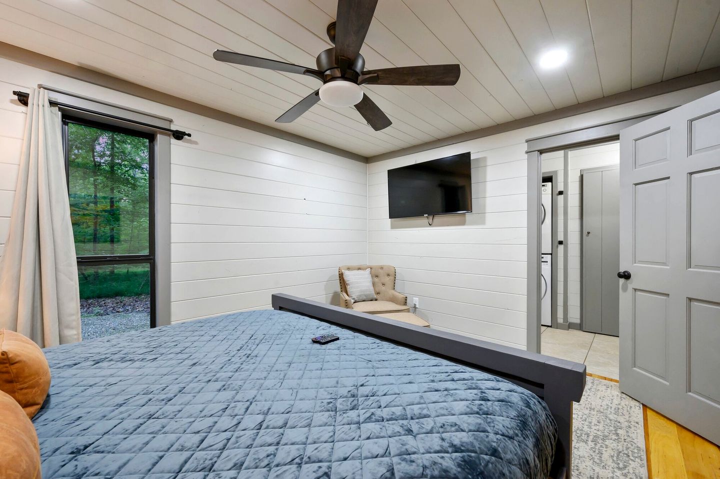 Romantic 1-Bedroom Cabin with Fireplace, Hot Tub & Nature Views Near Broken Bow