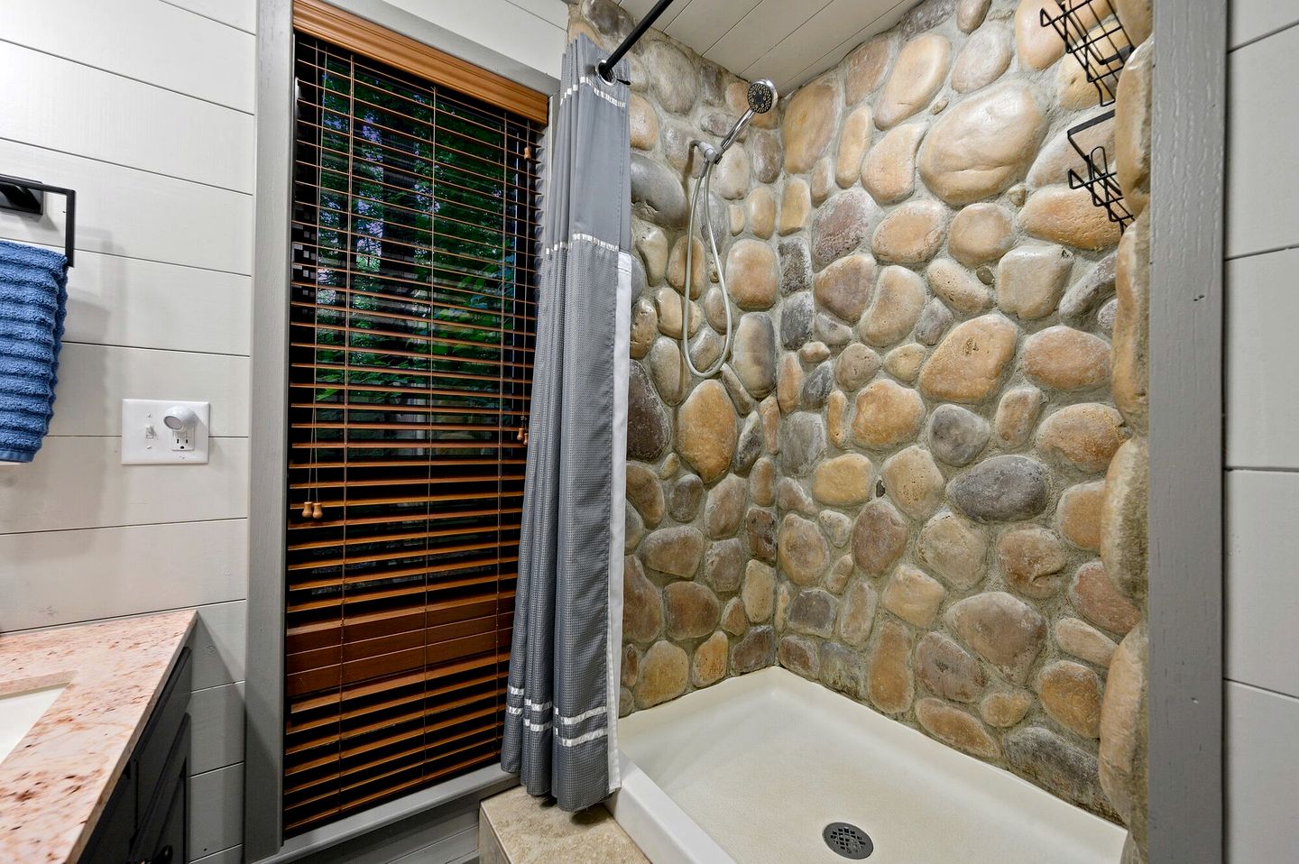 Romantic 1-Bedroom Cabin with Fireplace, Hot Tub & Nature Views Near Broken Bow