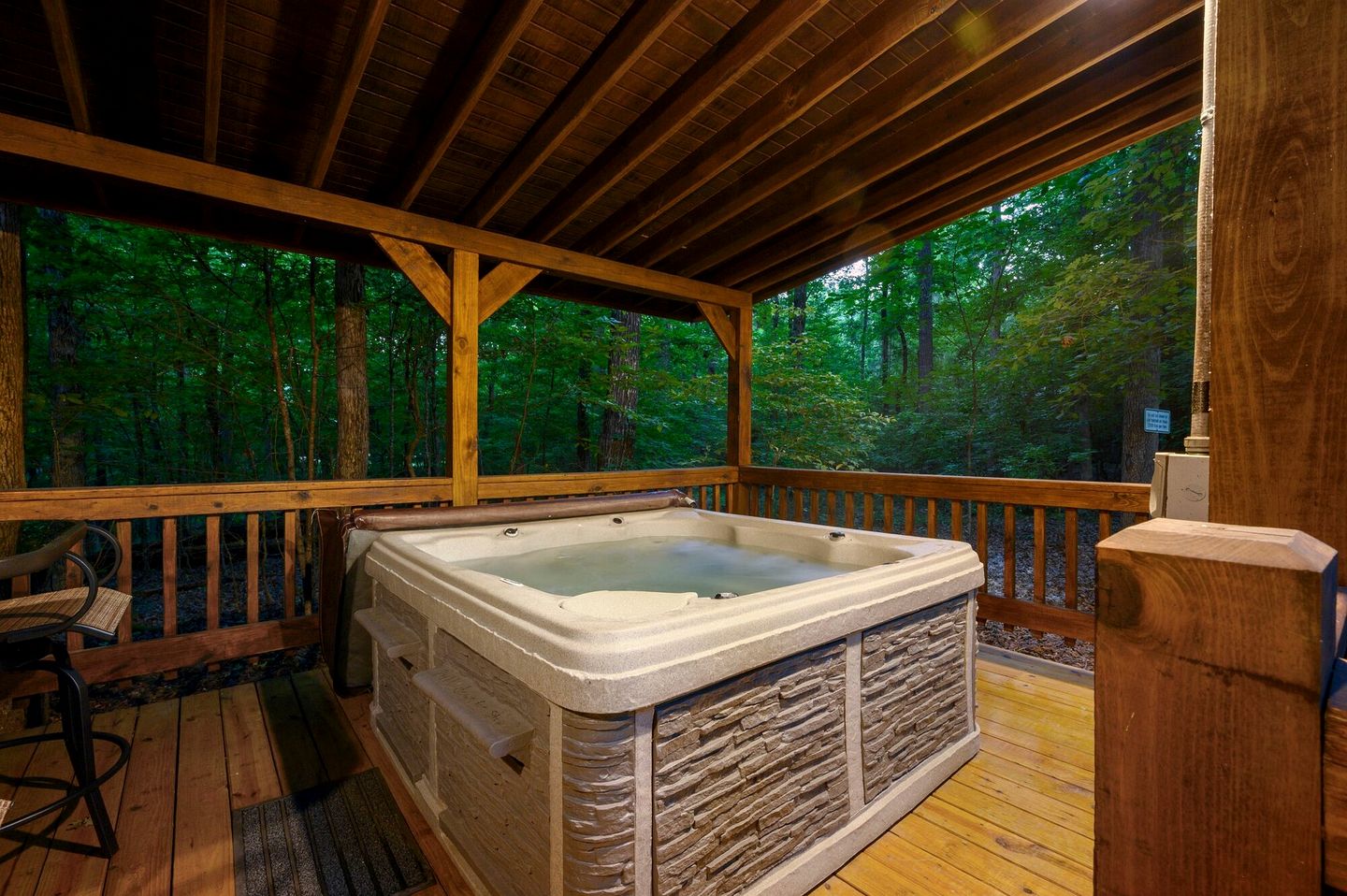 Romantic 1-Bedroom Cabin with Fireplace, Hot Tub & Nature Views Near Broken Bow