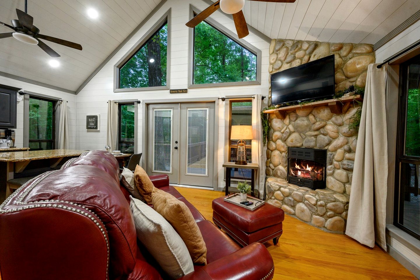 Romantic 1-Bedroom Cabin with Fireplace, Hot Tub & Nature Views Near Broken Bow
