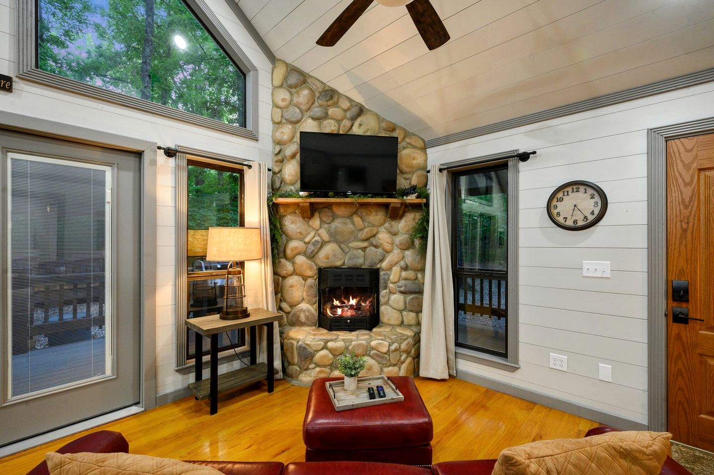 Romantic 1-Bedroom Cabin with Fireplace, Hot Tub & Nature Views Near Broken Bow