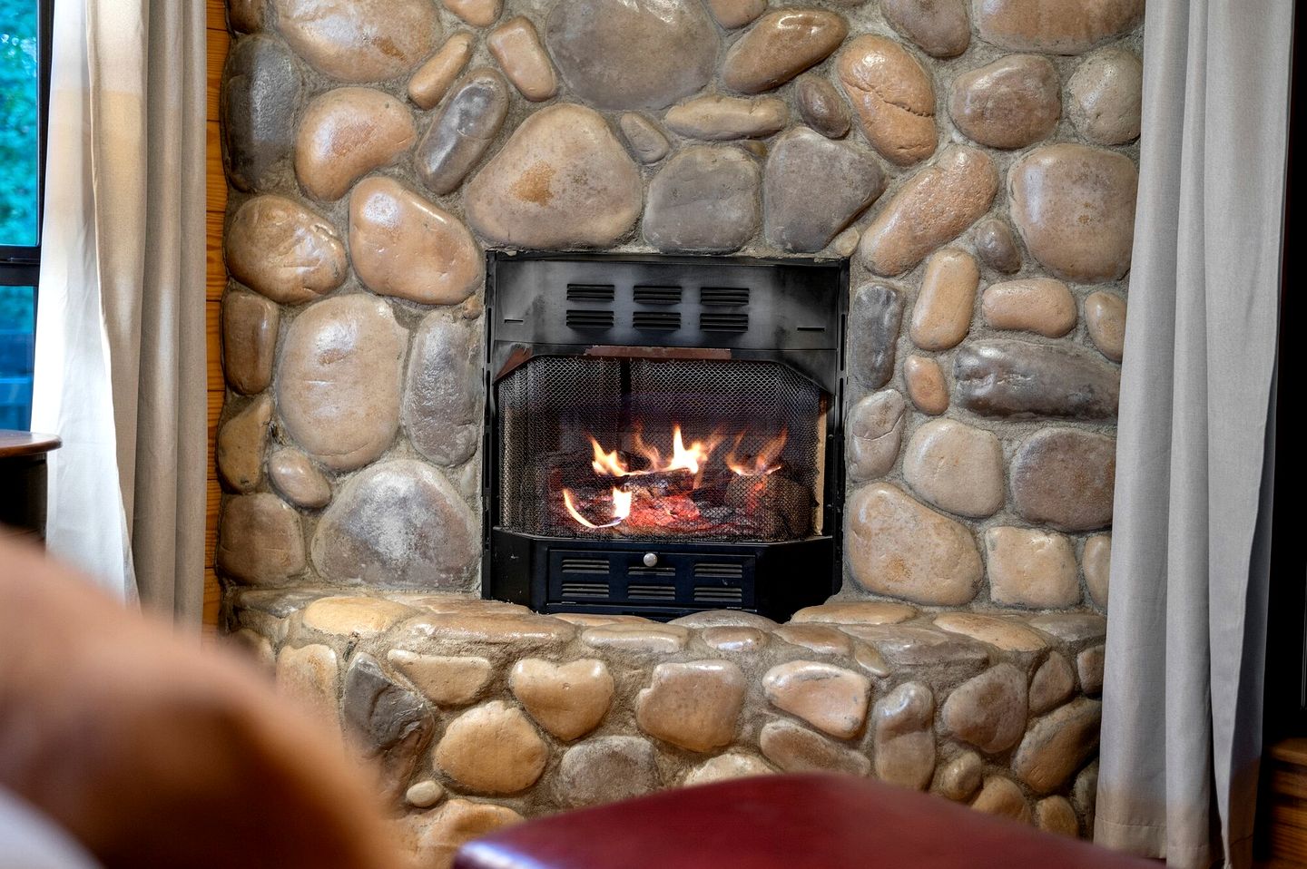 Romantic 1-Bedroom Cabin with Fireplace, Hot Tub & Nature Views Near Broken Bow