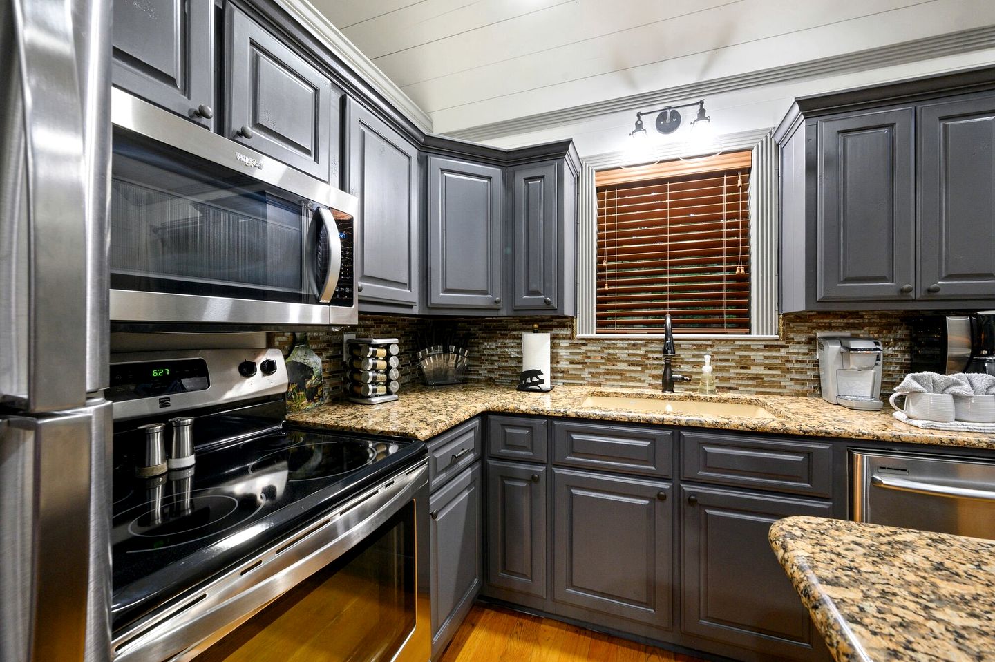 Romantic 1-Bedroom Cabin with Fireplace, Hot Tub & Nature Views Near Broken Bow