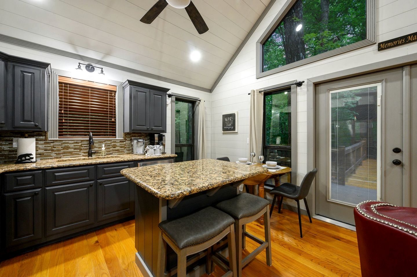 Romantic 1-Bedroom Cabin with Fireplace, Hot Tub & Nature Views Near Broken Bow