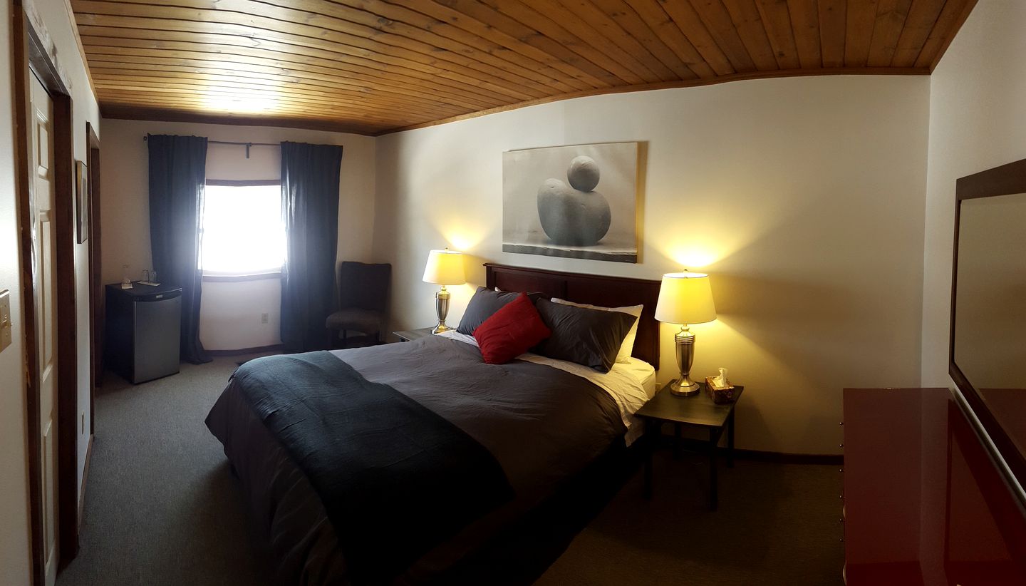 Delightful Lodge Suite on Banks of Little Hawk Lake, Blairhampton, Ontario