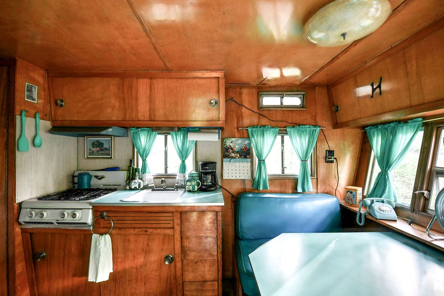 Rustic Vintage Camper for a Peaceful Romantic Getaway Surrounded by Trees in Troy, Wisconsin