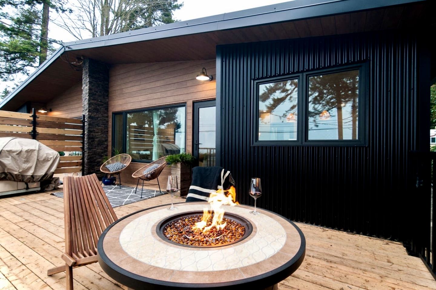 Chic Oceanfront Retreat with Cedar Sauna near Stories Beach in Campbell River, BC