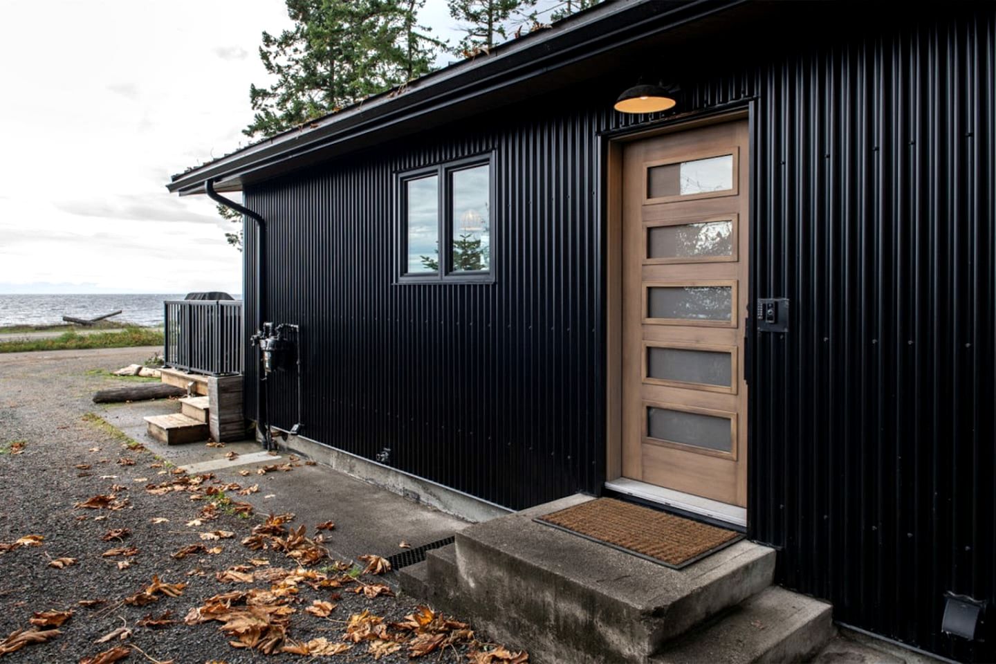 Chic Oceanfront Retreat with Cedar Sauna near Stories Beach in Campbell River, BC