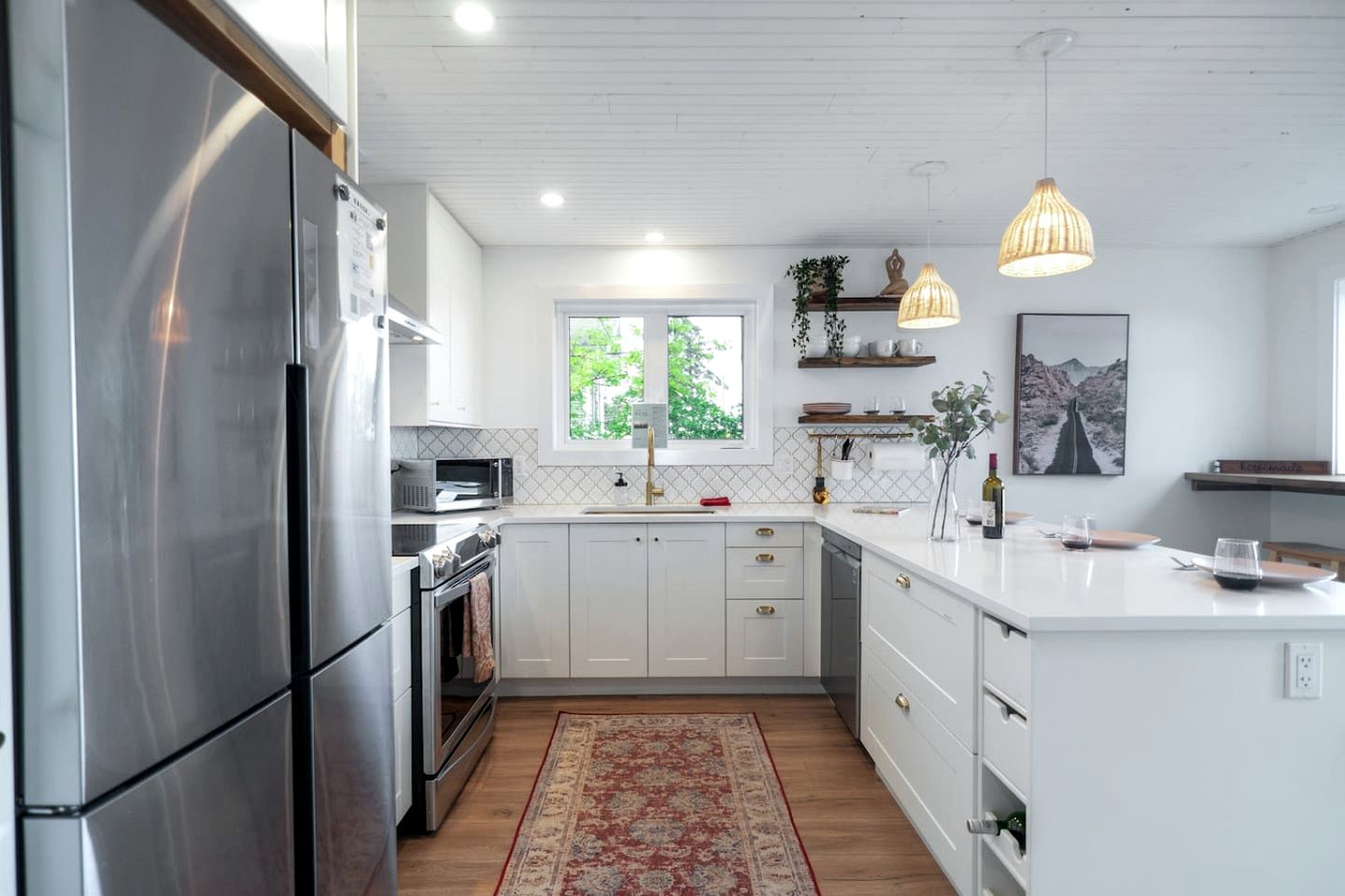 Chic Oceanfront Retreat with Cedar Sauna near Stories Beach in Campbell River, BC