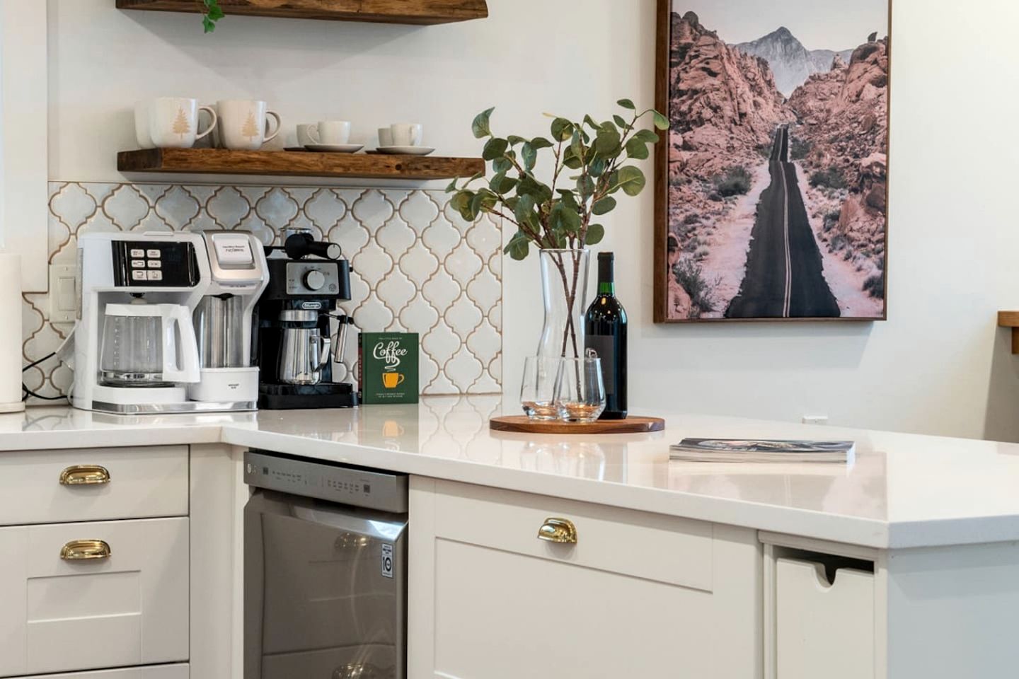 Chic Oceanfront Retreat with Cedar Sauna near Stories Beach in Campbell River, BC