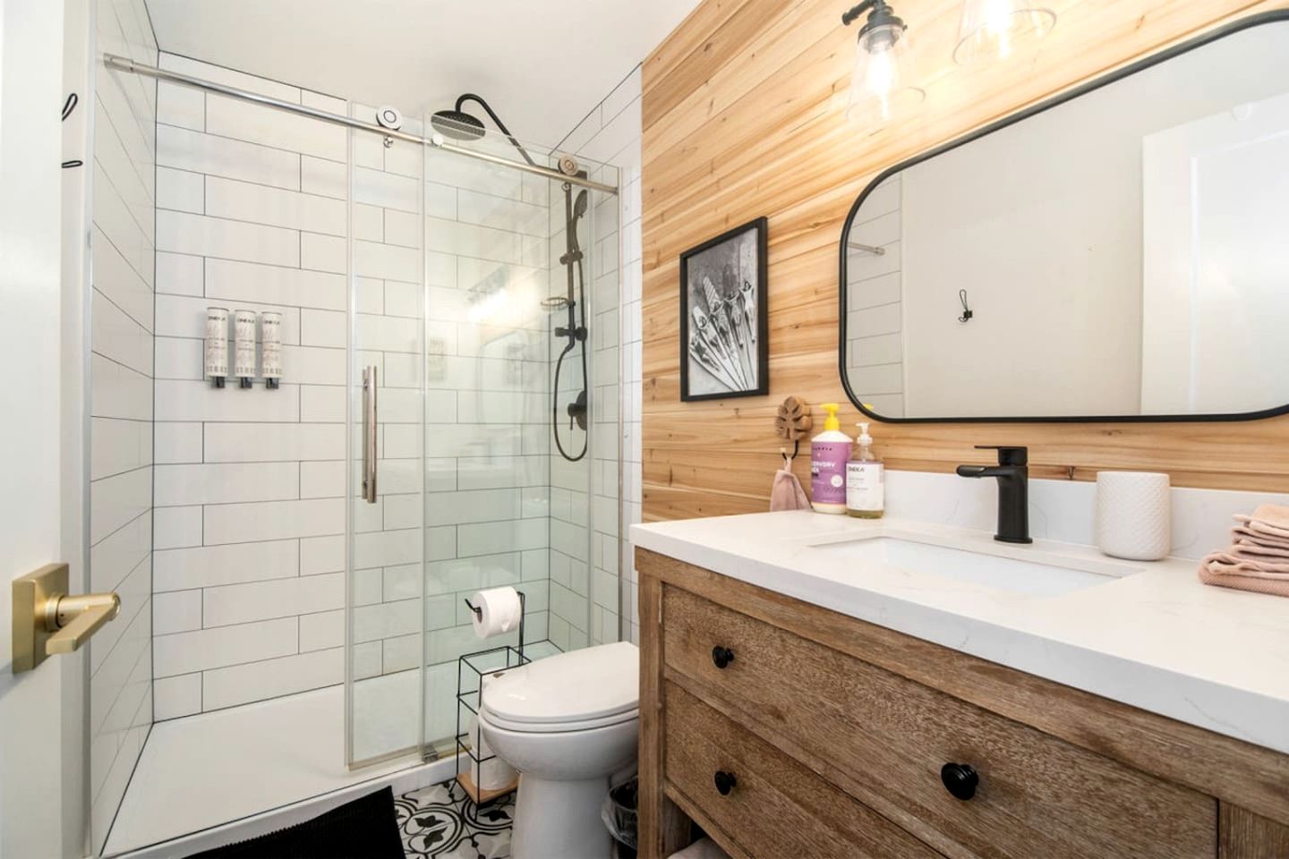 Chic Oceanfront Retreat with Cedar Sauna near Stories Beach in Campbell River, BC