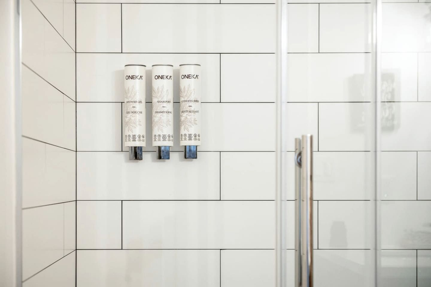 Chic Oceanfront Retreat with Cedar Sauna near Stories Beach in Campbell River, BC