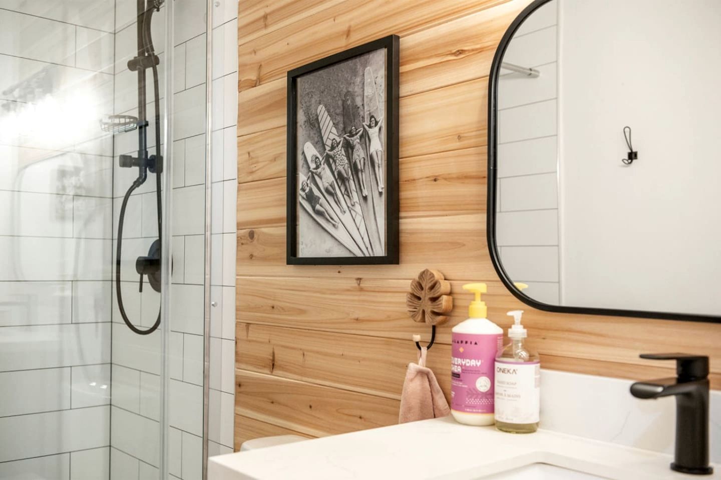 Chic Oceanfront Retreat with Cedar Sauna near Stories Beach in Campbell River, BC