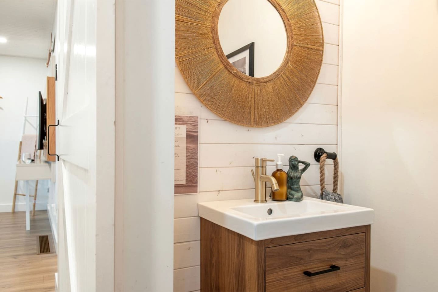 Chic Oceanfront Retreat with Cedar Sauna near Stories Beach in Campbell River, BC