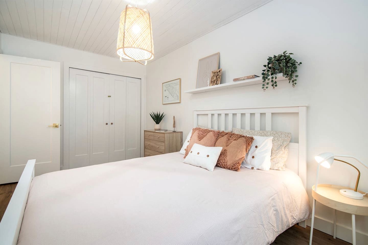 Chic Oceanfront Retreat with Cedar Sauna near Stories Beach in Campbell River, BC