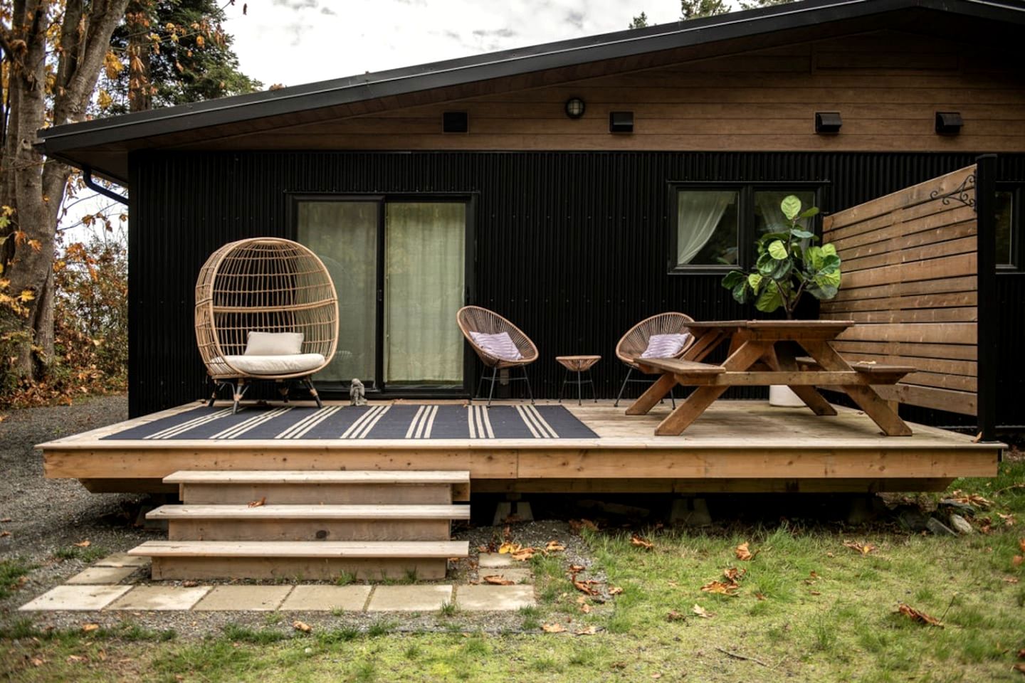 Chic Oceanfront Retreat with Cedar Sauna near Stories Beach in Campbell River, BC