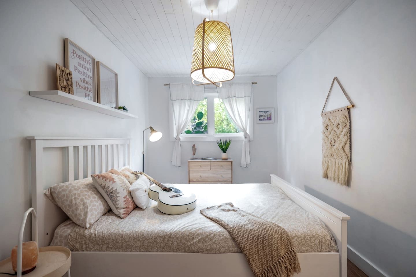 Chic Oceanfront Retreat with Cedar Sauna near Stories Beach in Campbell River, BC