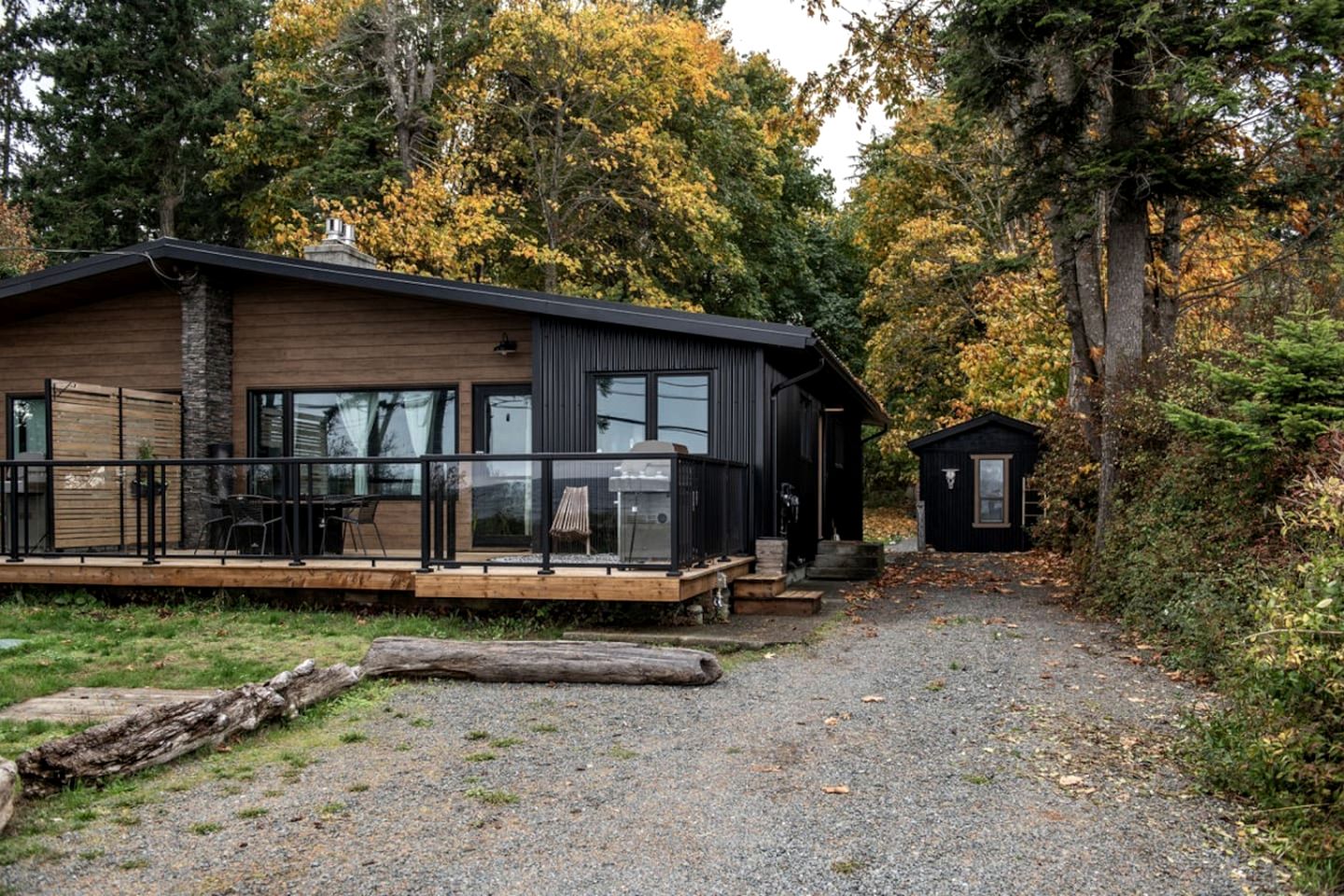 Chic Oceanfront Retreat with Cedar Sauna near Stories Beach in Campbell River, BC