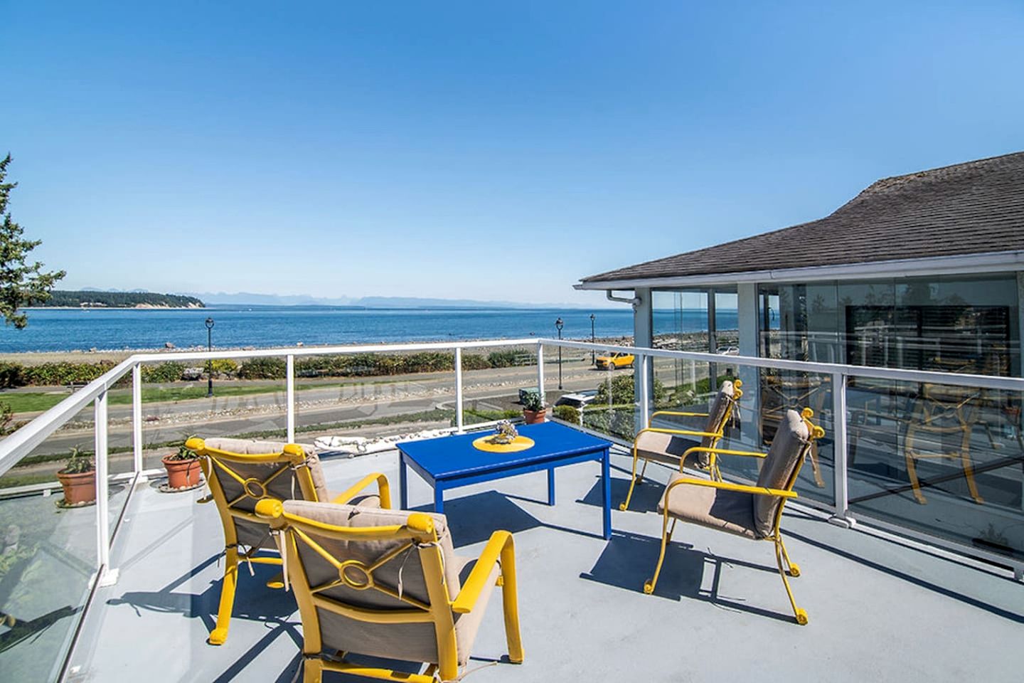 Beautiful Modern Beach House with Stunning Views of the Salish Sea in Campbell River, BC