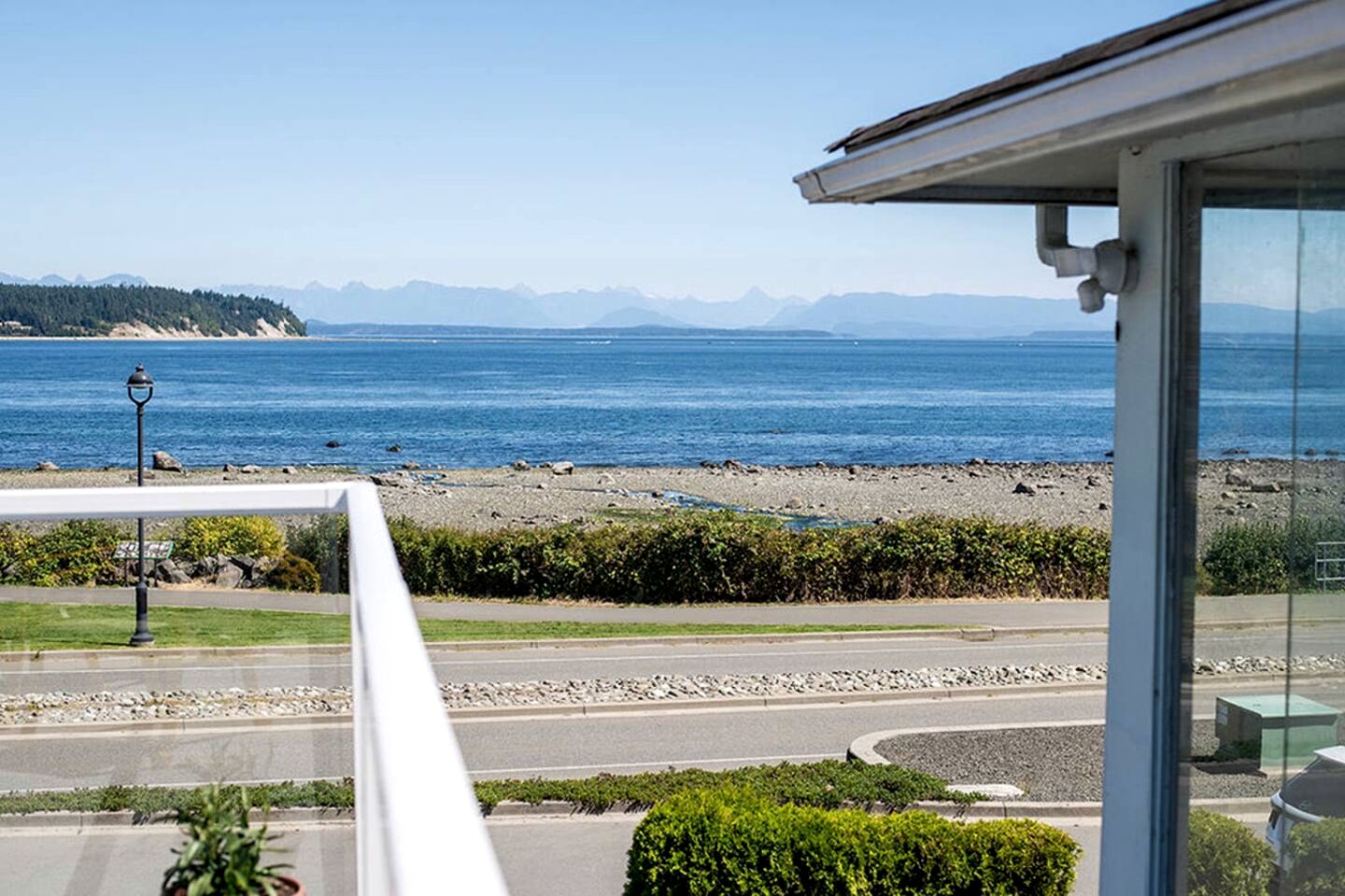 Beautiful Modern Beach House with Stunning Views of the Salish Sea in Campbell River, BC