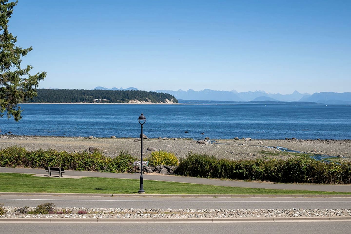 Beautiful Modern Beach House with Stunning Views of the Salish Sea in Campbell River, BC