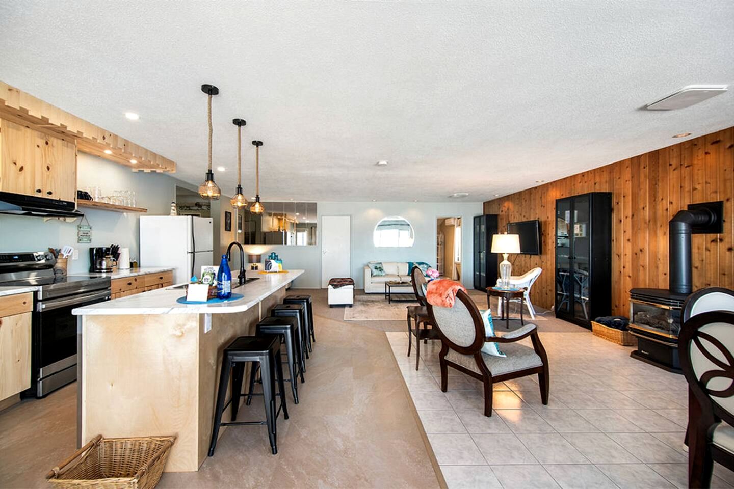 Beautiful Modern Beach House with Stunning Views of the Salish Sea in Campbell River, BC