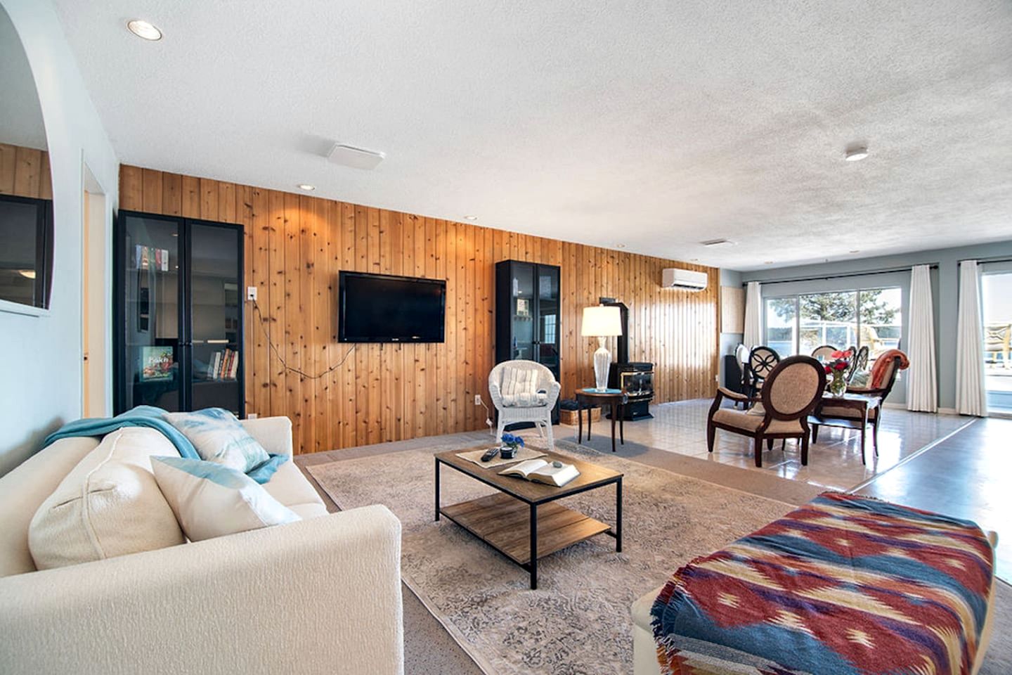 Beautiful Modern Beach House with Stunning Views of the Salish Sea in Campbell River, BC