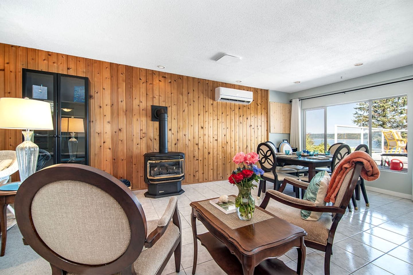 Beautiful Modern Beach House with Stunning Views of the Salish Sea in Campbell River, BC