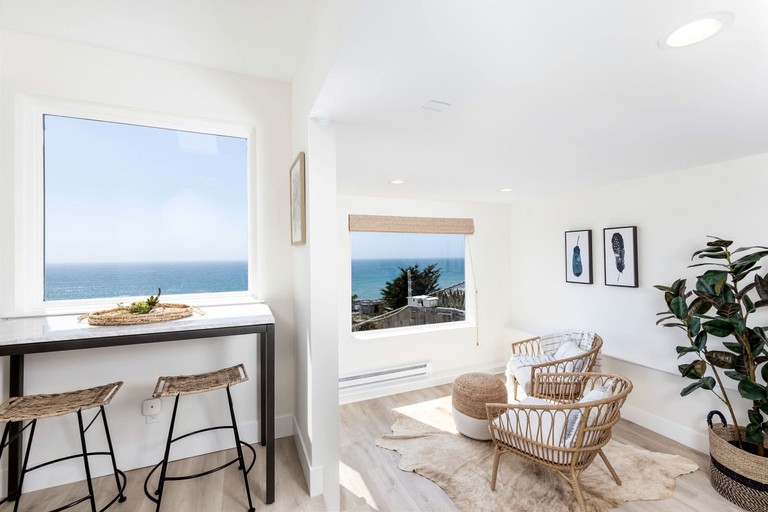 RUOceanfront Coastal Home w/ Breathtaking Views Hiking, Beaches