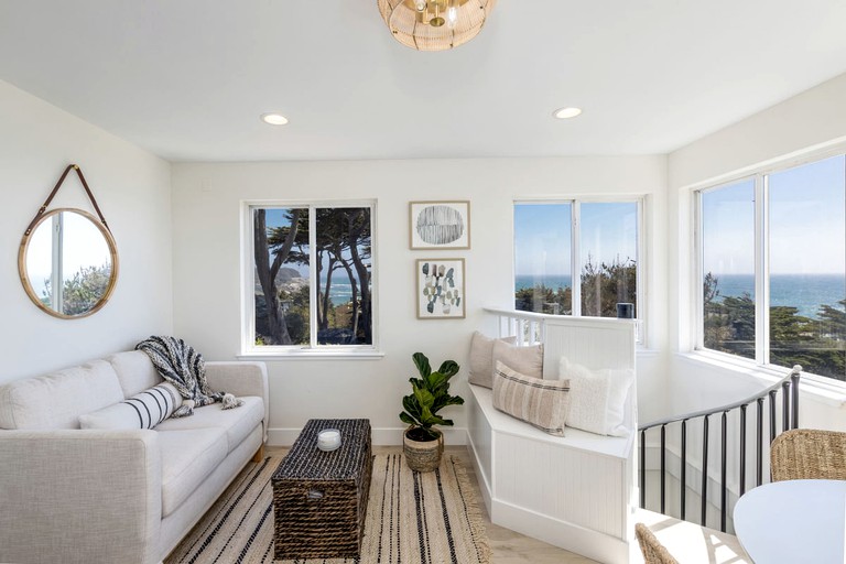 RUOceanfront Coastal Home w/ Breathtaking Views Hiking, Beaches