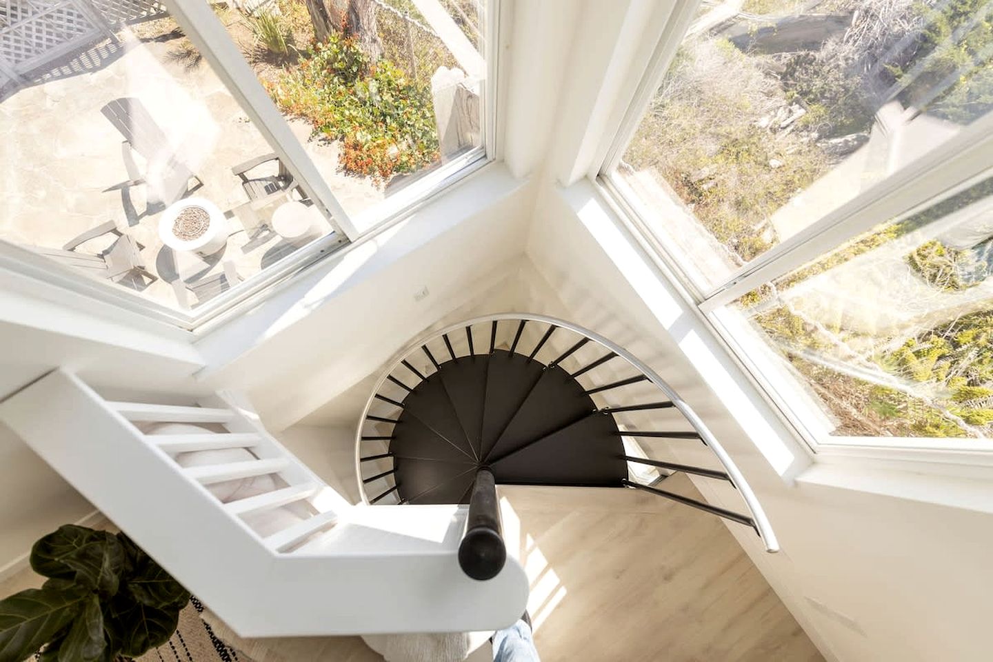 Scenic Oceanfront Coastal Retreat with Private Writer’s Space Near Montara Point Lighthouse, Northern California