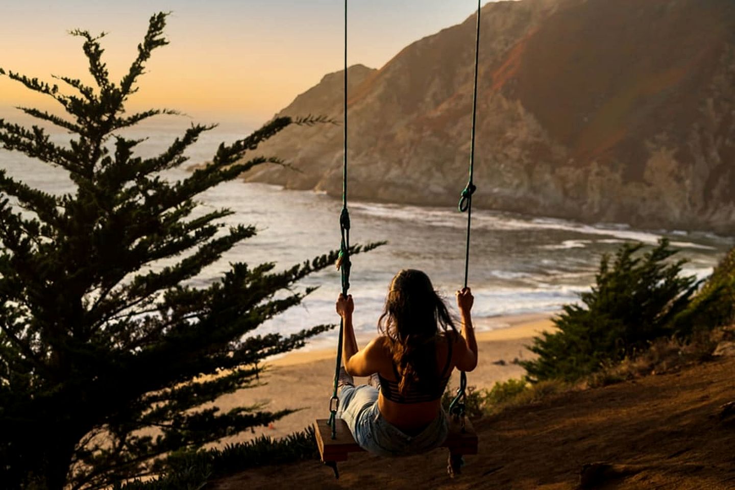 Scenic Oceanfront Coastal Retreat with Private Writer’s Space Near Montara Point Lighthouse, Northern California