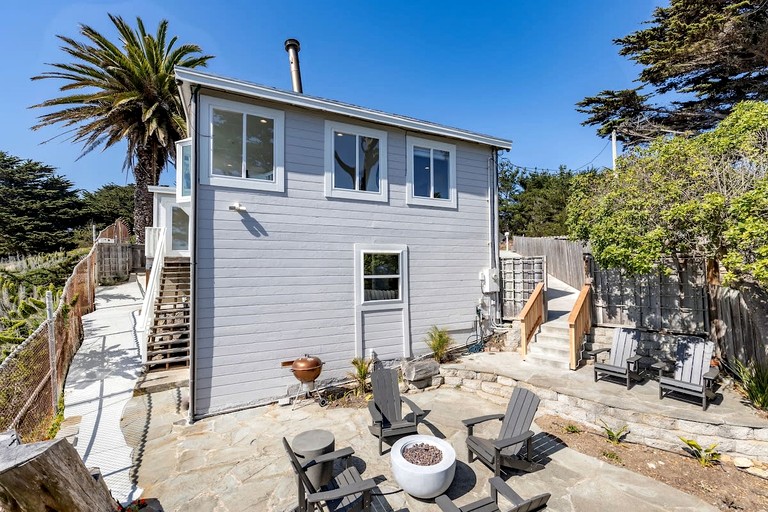 Scenic Oceanfront Coastal Retreat with Private Writer’s Space Near Montara Point Lighthouse, Northern California