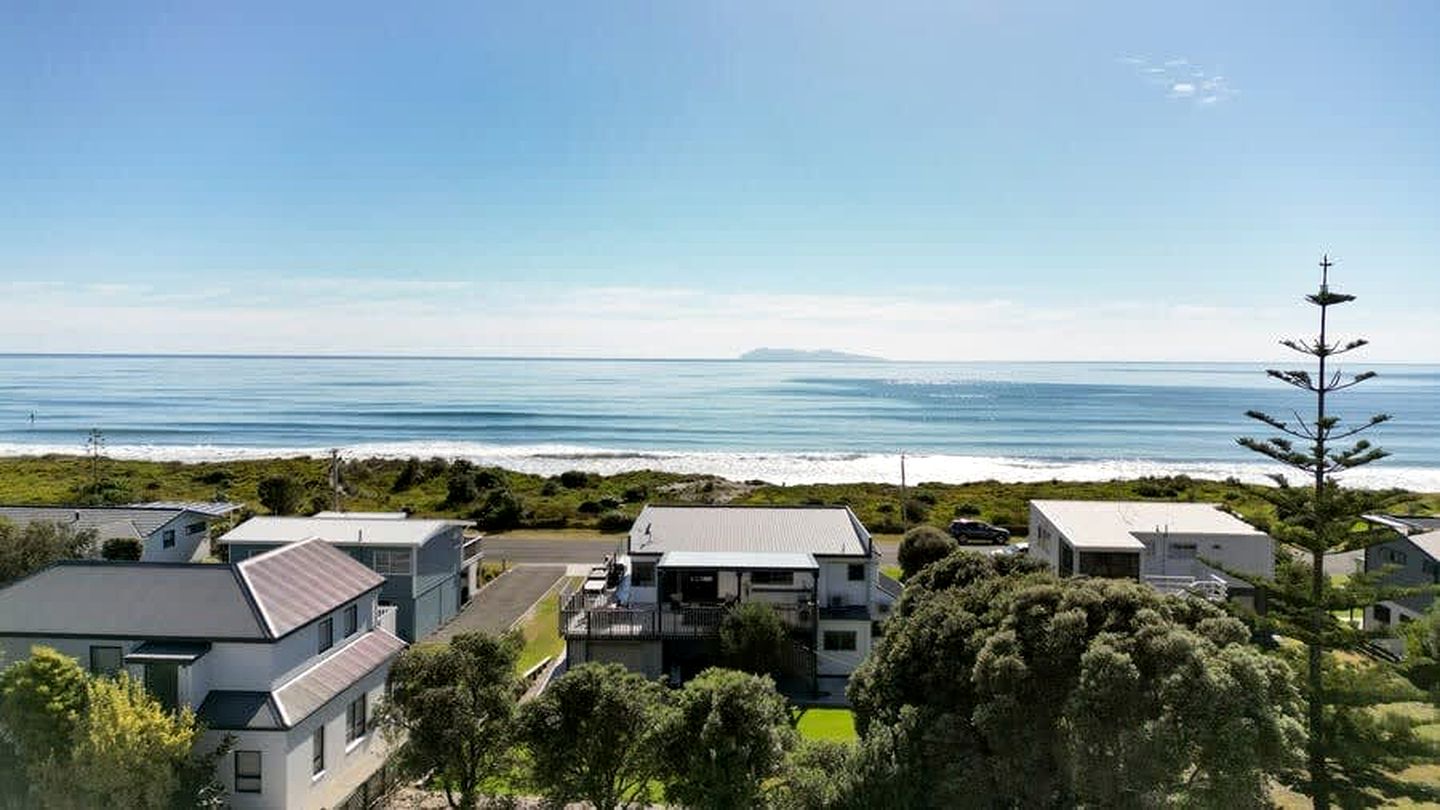 Stunning Beachfront Holiday Home with Dual Sun Decks Near Waihi Beach Village | Waihi Beach, Bay of Plenty