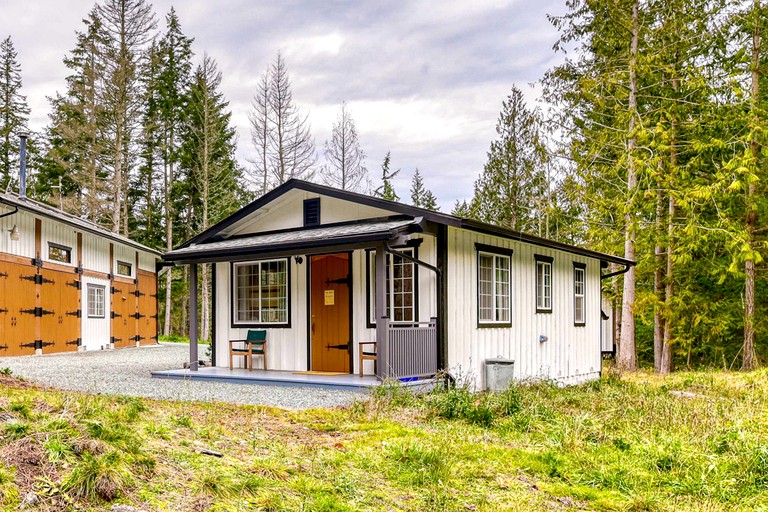 Tranquil Off-Grid Cabin Sanctuary near Whistle Lake in Washington