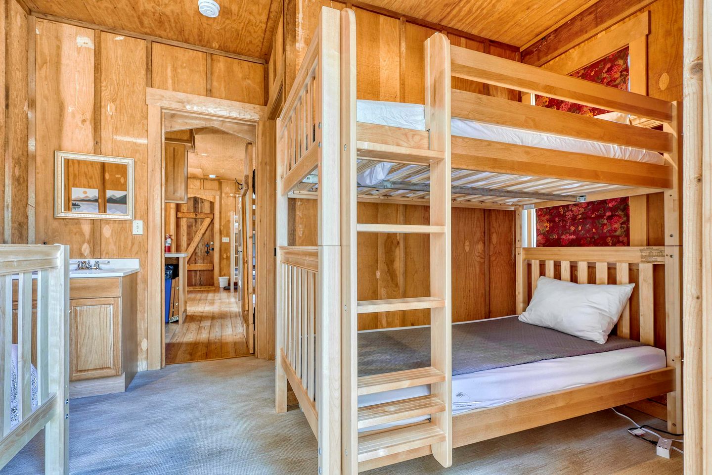 Tranquil Off-Grid Cabin Sanctuary near Whistle Lake in Washington