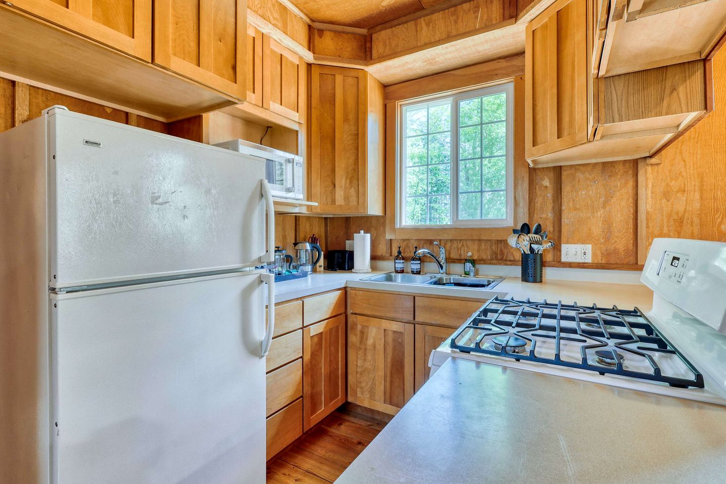 Tranquil Off-Grid Cabin Sanctuary near Whistle Lake in Washington