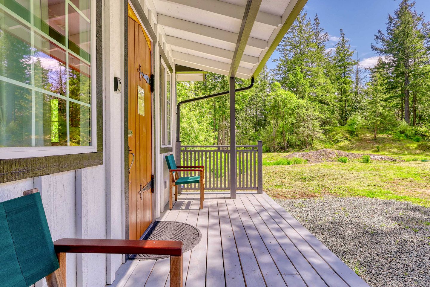 Tranquil Off-Grid Cabin Sanctuary near Whistle Lake in Washington