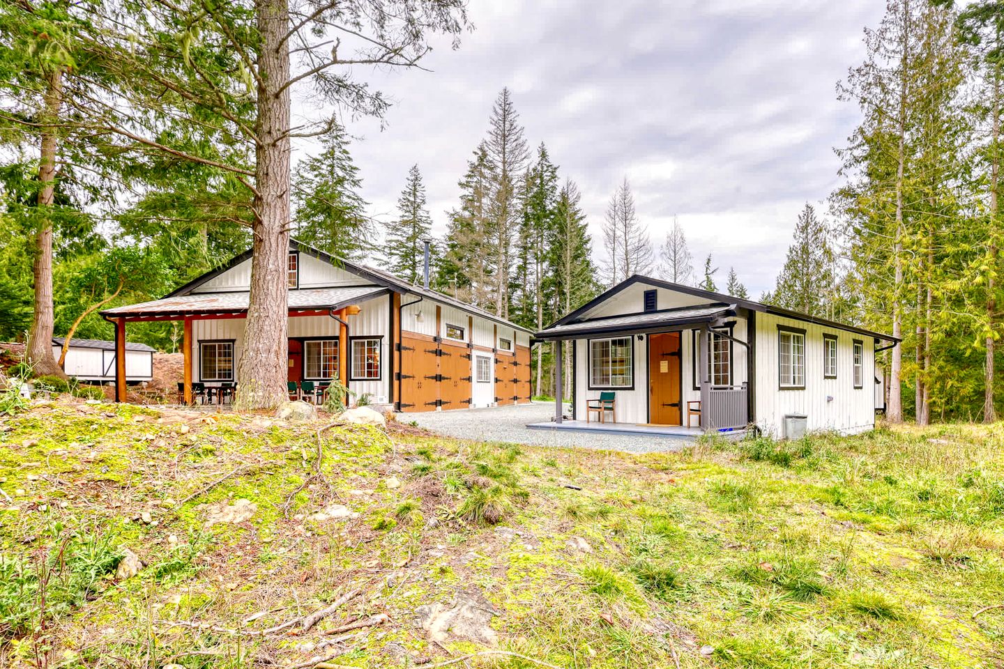Tranquil Off-Grid Cabin Sanctuary near Whistle Lake in Washington
