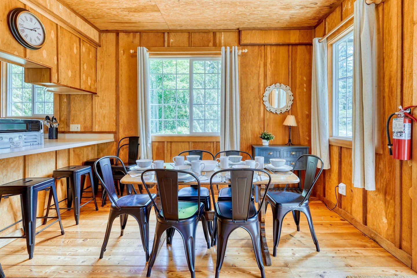 Tranquil Off-Grid Cabin Sanctuary near Whistle Lake in Washington