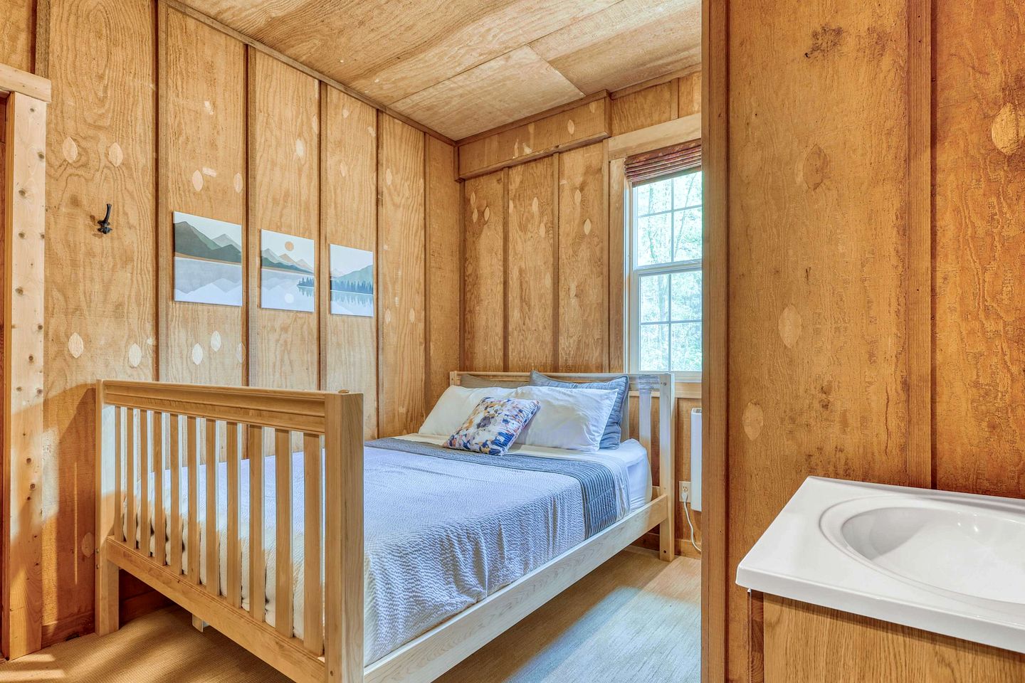 Tranquil Off-Grid Cabin Sanctuary near Whistle Lake in Washington