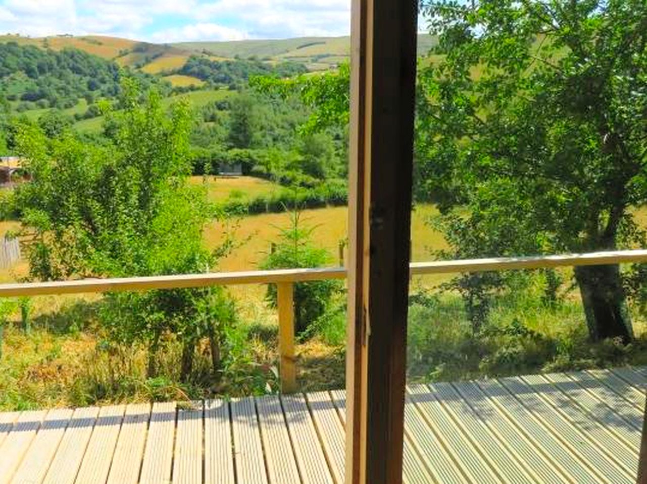 Cozy and Rustic Cabin for a Romantic Getaway near Aberystwyth, Wales