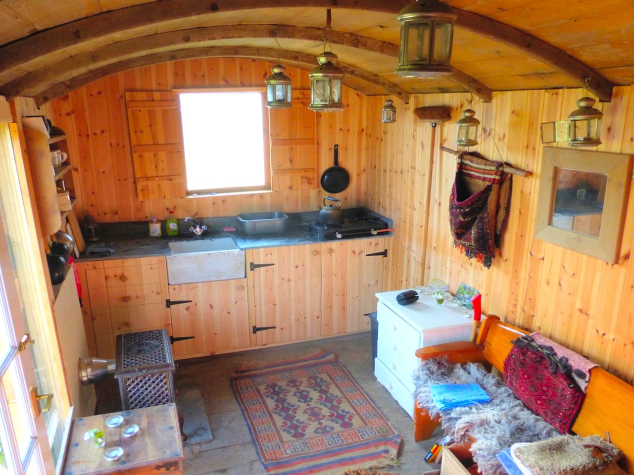 Cozy and Rustic Cabin for a Romantic Getaway near Aberystwyth, Wales