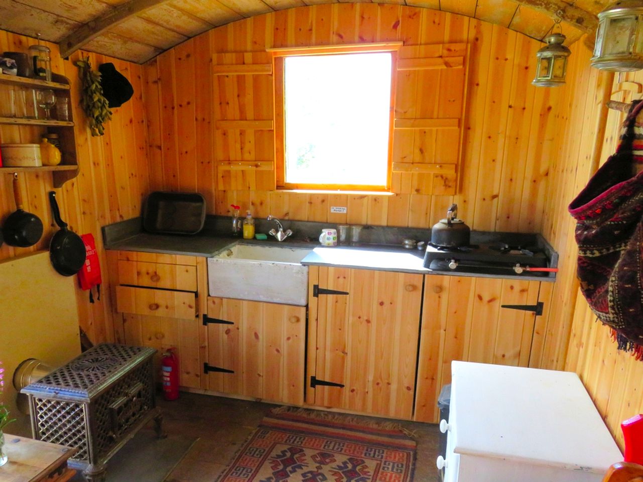 Cozy and Rustic Cabin for a Romantic Getaway near Aberystwyth, Wales