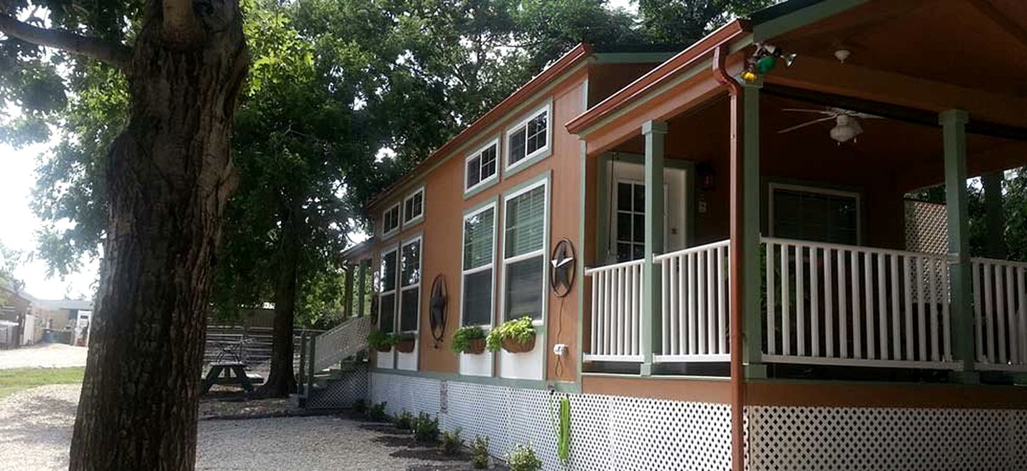 Cozy Cottage with a Shared Hot Tub near Fort Worth, Texas