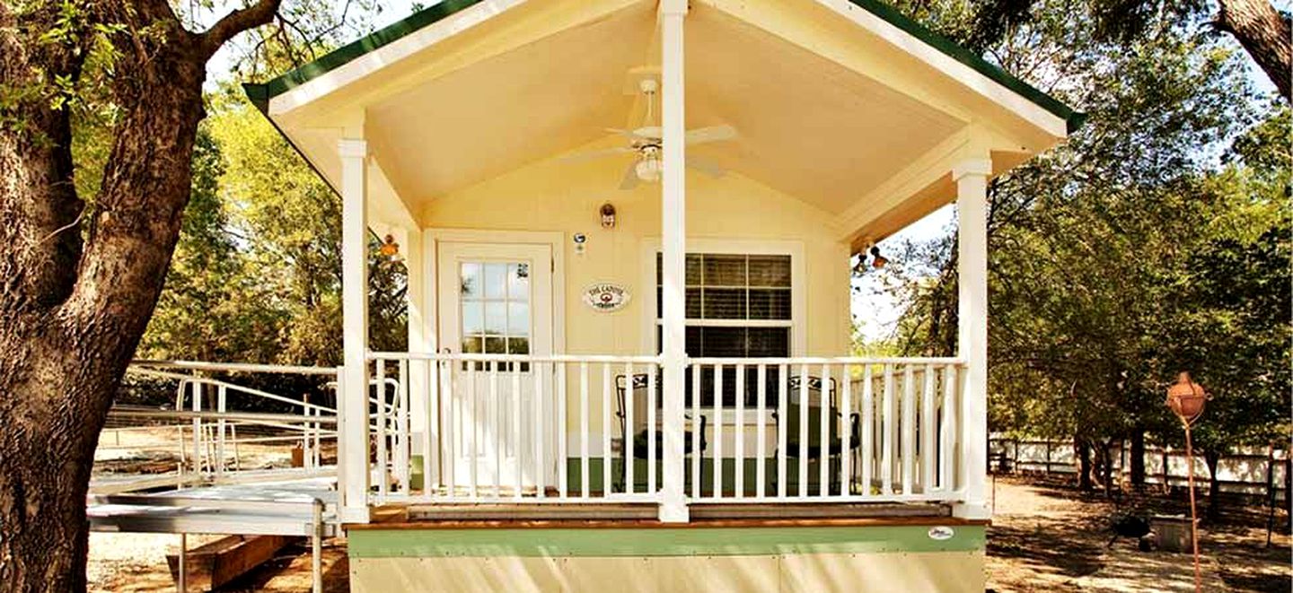 Romantic Cottage Rental Overlooking a Pond near Fort Worth, Texas