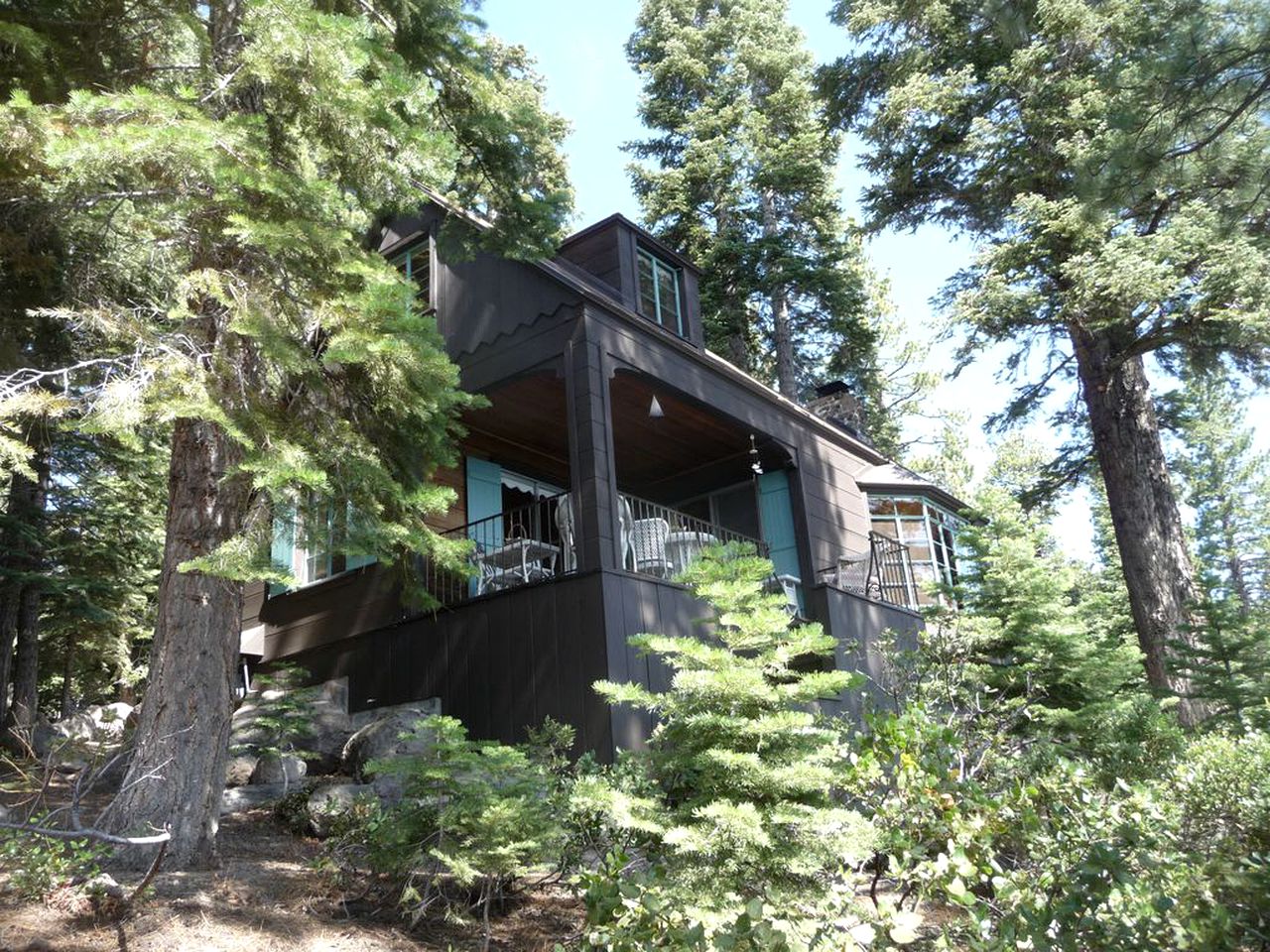 Secluded Cabin Retreat with Lake Views close to Lake Tahoe in California